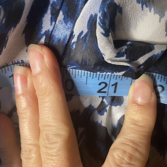 Diane von Furstenberg silk chiffon sheer Blue leopard Top sz 2 Oversized Button - Picture 9 of 10